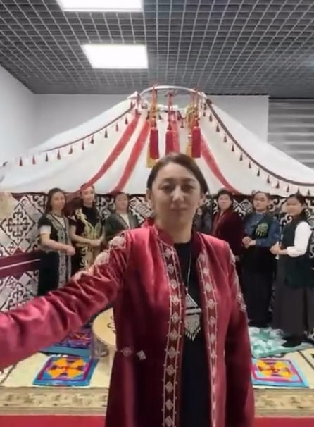 Ұлттық киім күні қарсаңында музей қызметкерлері халқымыздың бай мұрасын дәріптеп, қазақтың ұлттық киімдерін кеңінен насихаттау ісін ұйымдастырды